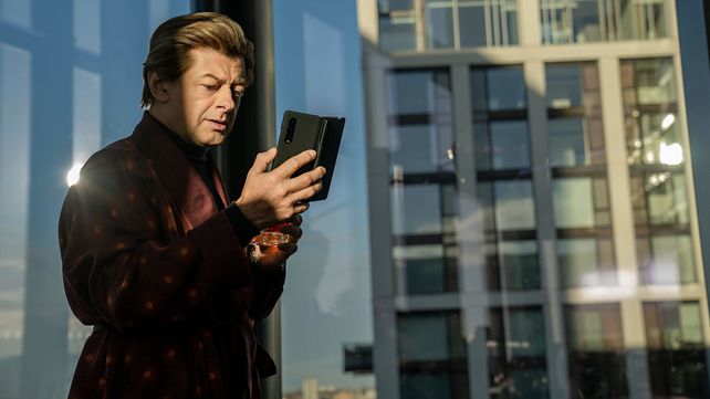 Andy Serkis como un malvado líder de la industria tecnológica.
