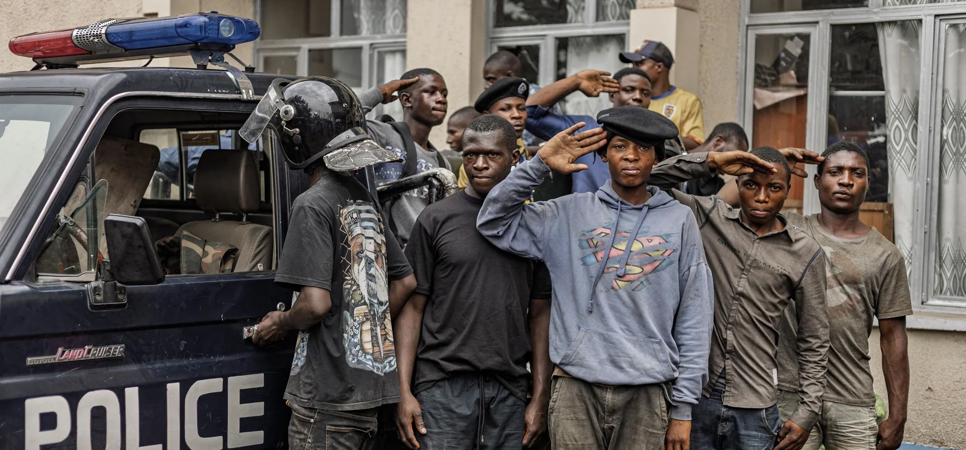 Un grupo de futuros reclutas de la policía, listos para ser enrolados en la fuerza controlada por el M23, saludan en el patio de una comisaría, Goma, República Democrática del Congo. Fotografía: Michel Lunanga/AFP/Getty Images Un grupo de futuros reclutas de la policía, listos para ser enrolados en la fuerza controlada por el M23, saludan en el patio de una comisaría, Goma, República Democrática del Congo. Fotografía: Michel Lunanga/AFP/Getty Images