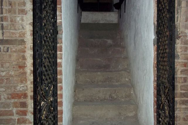 Escalera que comunica al subsuelo de la Iglesia de la Inmaculada Concepción.