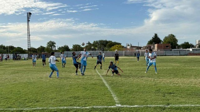 Peñarol cumplió su primer objetivo en el certamen.