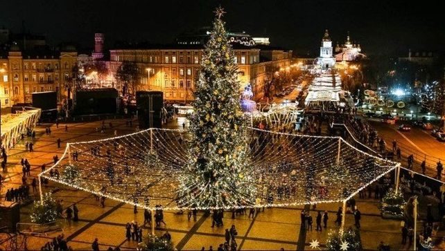 Un árbol de Navidad decorado con telarañas en Ucrania