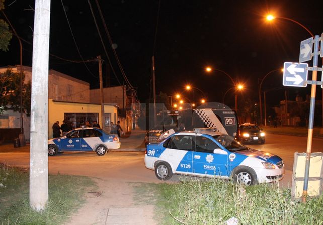 La noche del crimen. Agentes policiales encontraron en Lavaisse y Peñaloza el cuerpo de la victima. 