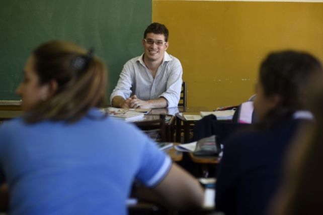 El contador Luciando Palazesi en una de sus clases en el Colegio Pompeya. El 1º asume como titular.