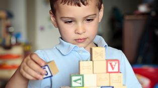 Al menos uno de cada 100 chicos  tiene autismo, según estima la OMS