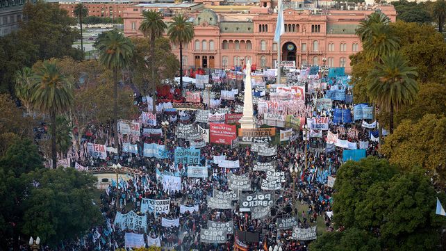 Una multitudinaria marcha de las organizaciones sociales se manifiesta en contra de la política del gobierno de Alberto Fernández y Cristina Kirchner.