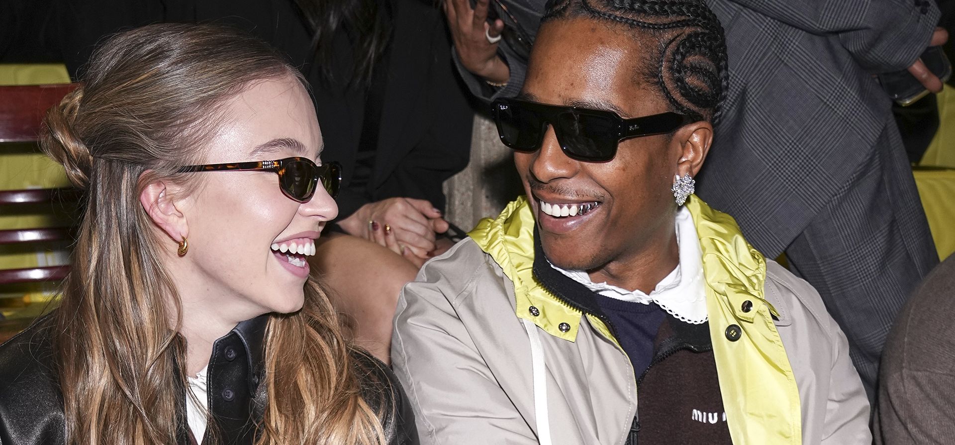 Sydney Sweeney, a la izquierda, y A$AP Rocky asisten a la colección de ropa femenina otoño/invierno 2025-2026 de Miu Miu, presentada el martes 11 de marzo de 2025 en París. (Foto de Scott A Garfitt/Invision/AP)