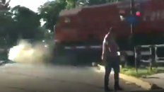 video: el conductor de un auto se baja justo a tiempo y evita ser arrollado por un tren video: el conductor de un auto se baja justo a tiempo y evita ser arrollado por un tren