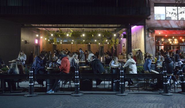 El horario extendido de la gastronomía es una de las flexibilizaciones que se anunciarán mañana.