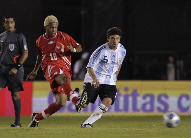 Bernardello debutó de titular en la selección en el triunfo 3 a 1 ante Panamá. Fue el 20 de mayo de 2009 en Colón.