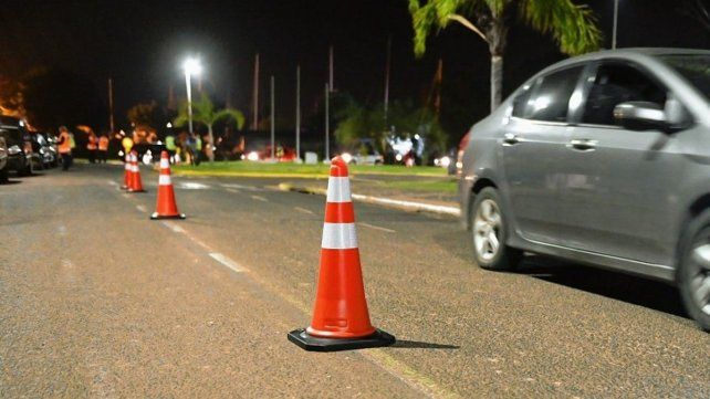 Un motociclista evadió un control policial y causó un choque
