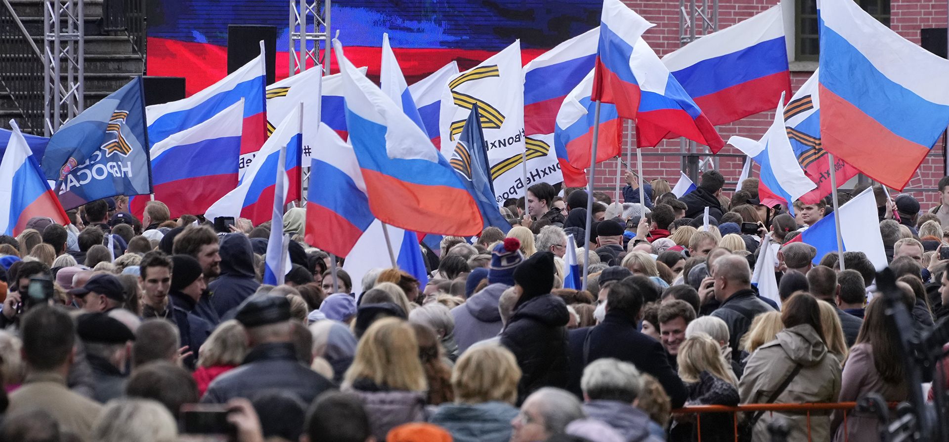 Ciudadanos rusos se reúnen para celebrar la incorporación de las regiones de Ucrania para unirse a Rusia, en la Plaza Roja de Moscú, Rusia, el viernes 30 de septiembre de 2022. La firma de los tratados que hacen que las cuatro regiones formen parte de Rusia sigue a la finalización del proyecto orquestado por el Kremlin "referéndums".
