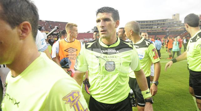 colon velez partido suspendido por tirar bomba por parte de la hinchada