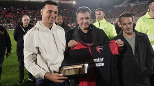 El presidente Ignacio Astore y el vice Daniel Asturzzi junto a Lionel Scaloni.
