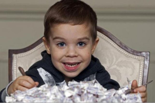 Por una extraña enfermedad, un nene sólo puede comer caramelos