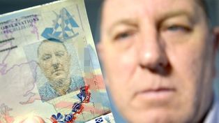 Recibió su pasaporte y se indignó por la foto, en la que se parece a Hitler