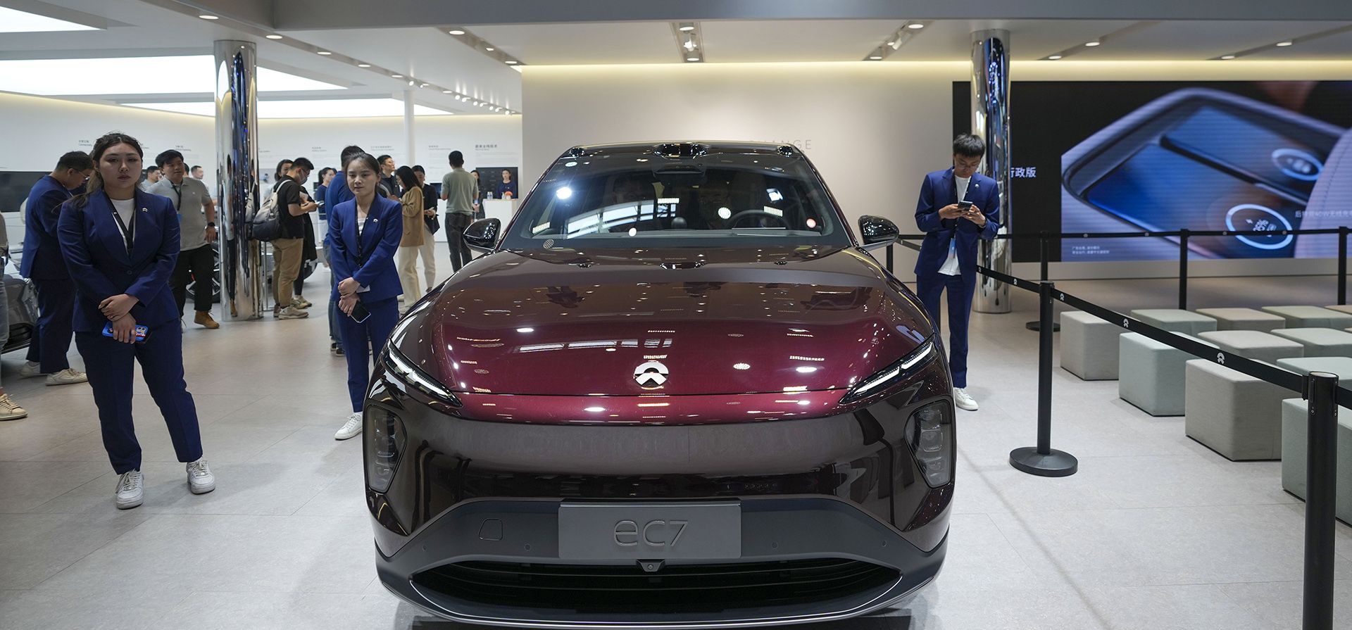 Miembros del personal parados cerca de un automóvil Nio EC7 durante la inauguración del Salón del Automóvil de China en Beijing, China, el jueves 25 de abril de 2024. (Foto AP/Tatan Syuflana) Miembros del personal parados cerca de un automóvil Nio EC7 durante la inauguración del Salón del Automóvil de China en Beijing, China, el jueves 25 de abril de 2024. (Foto AP/Tatan Syuflana)
