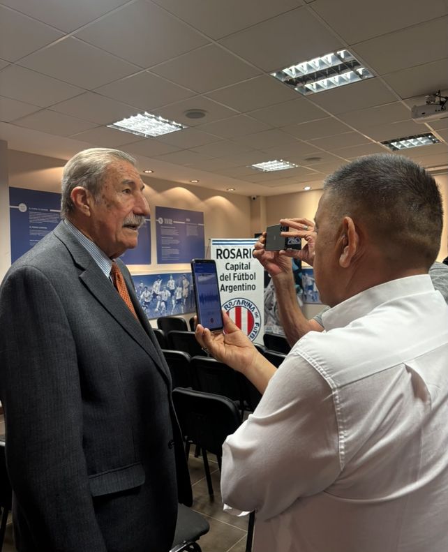 Rosarina. Mario Giammaría junto a Ovación en el recinto de la casa madre del fútbol rosarino.