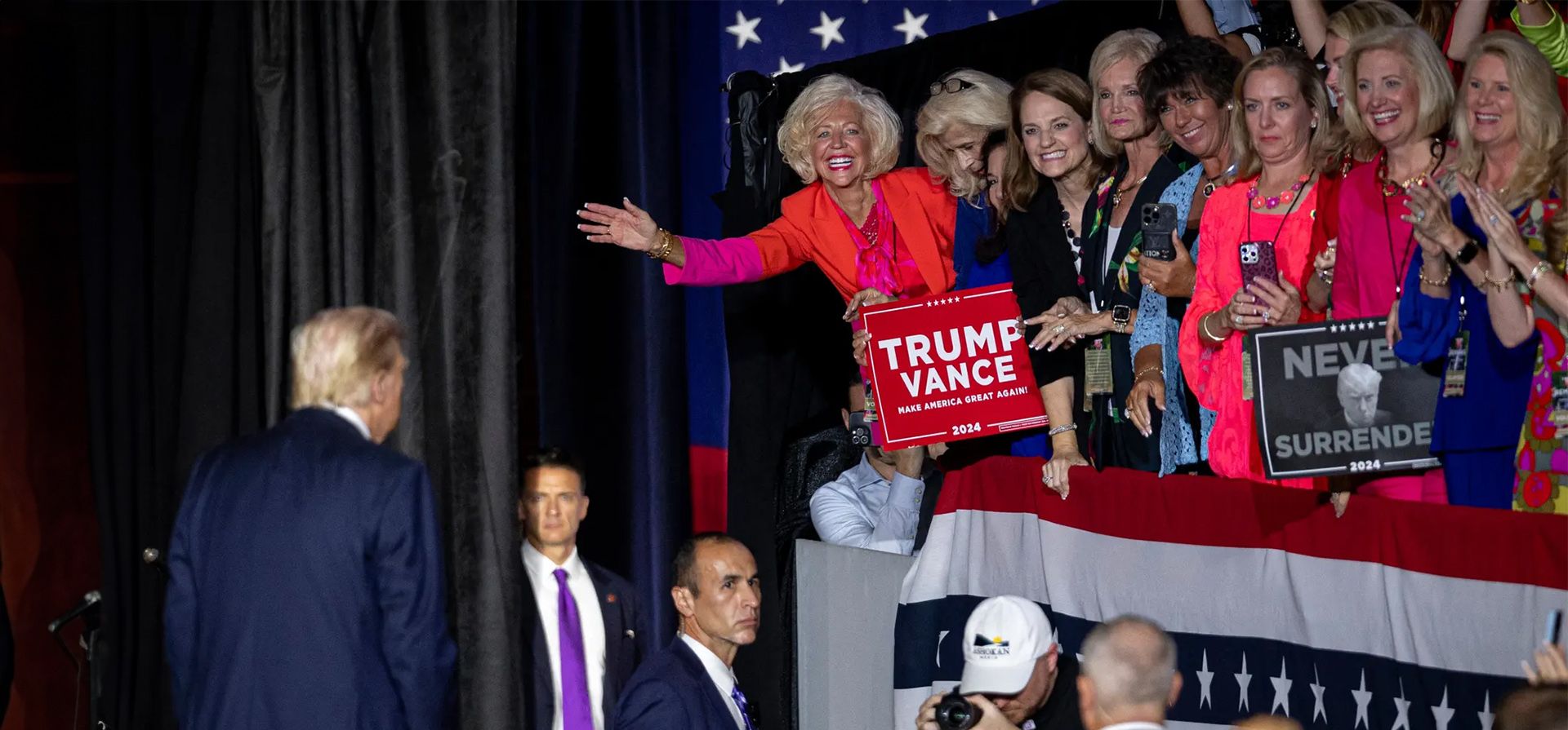 Los partidarios reaccionan cuando el expresidente y candidato presidencial republicano para 2024, Donald Trump, recibe a la multitud después de hablar durante un mitin de campaña en el Coliseo Bojangles en Carolina del Norte, Charlotte, Estados Unidos. Fotografía: Logan Cyrus/AFP/Getty Images Los partidarios reaccionan cuando el expresidente y candidato presidencial republicano para 2024, Donald Trump, recibe a la multitud después de hablar durante un mitin de campaña en el Coliseo Bojangles en Carolina del Norte, Charlotte, Estados Unidos. Fotografía: Logan Cyrus/AFP/Getty Images