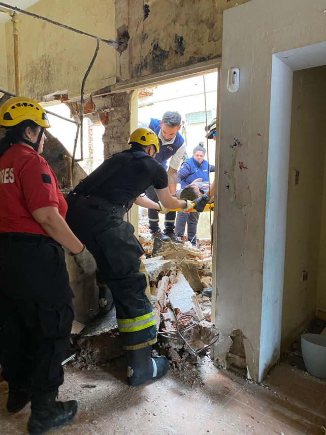 Bomberos Zapadores rescatan a uno de los albañiles afectados por el derrumbe