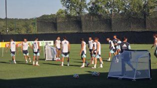 Sin Messi y los titulares, la Selección Argentina volvió a las prácticas con la mente puesta en Inglaterra
