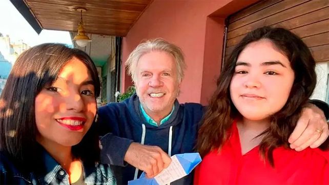 El cirujano junto a sus hijas adoptadas por Beatriz Salomón