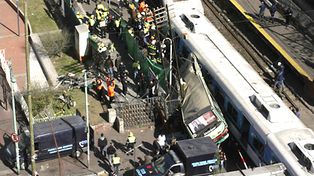 Al menos 11 muertos y 228 heridos al chocar un &oacute;mnibus y dos trenes