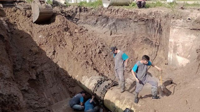 Paraná: reparan el caño de agua potable sobre calle Echeverría