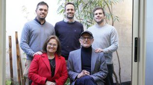 Sergio Carlachiani y Adriana Ciccoli junto a sus hijos Santiago, Mauro y Pablo.
