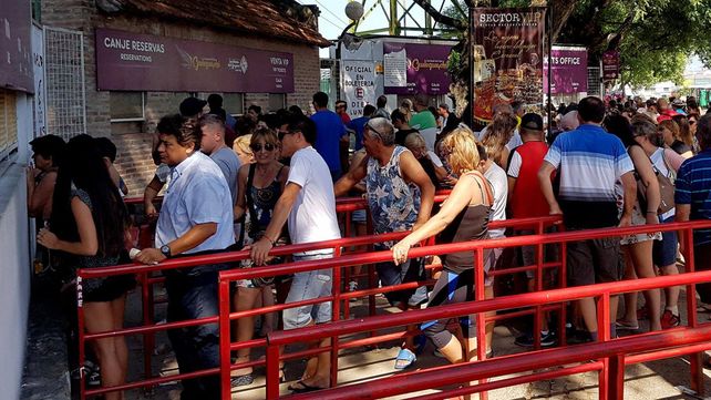 De a miles. El público buscó su entrada para el Carnaval.&nbsp;