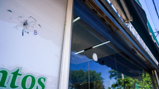 Balacera en Empalme Graneros. Los impactos en el frente de la farmacia.