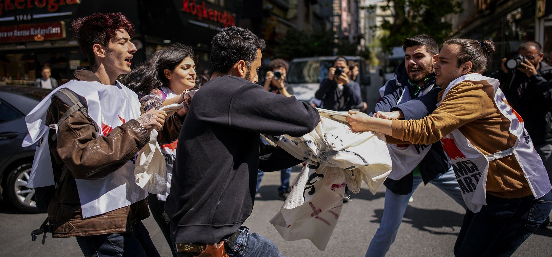 Un policía vestido de civil, se pelea con sindicalistas durante las celebraciones del Día del Trabajo en Estambul, Turquía, el lunes 1 de mayo de 2023. (Foto AP/Emrah Gurel)
