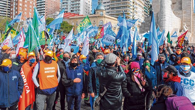 Obreros. La marcha de trabajadores a favor de la intervenci&oacute;n estatal en Vicentin culmin&oacute; en el Monumento.