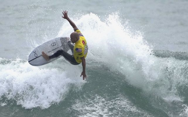 El surfista Kelly Slater se presenta durante una exhibición olímpica de los campeonatos juveniles de surf de EE.UU.