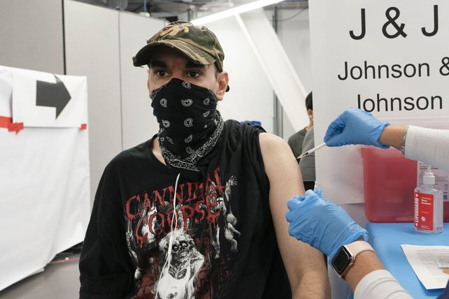 Vacunación de jóvenes en el estado de Nueva York con la vacuna de J&J.
