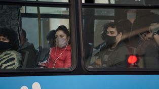 Un infectólogo sostiene que el uso de barbijos en el transporte público debería ser algo habitual.&nbsp; 