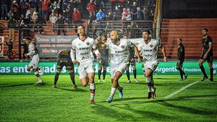 Carlos Quintana festeja el gol del triunfo ante Platense.