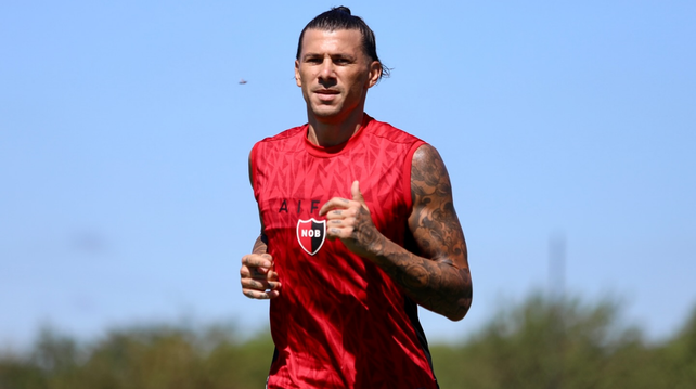 Víctor Cuesta fue al banco de Newells en los dos últimos partidos. Contra Barracas Central