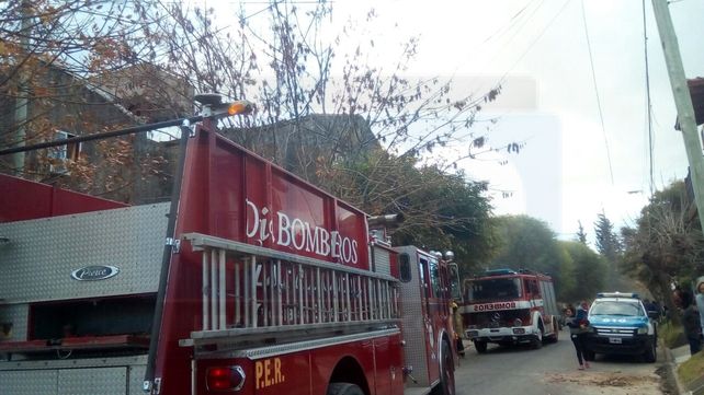 Incendio de magnitud en dos departamentos del barrio Jardines del Sur