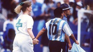La enfermera Sue Carpenter lleva de la mano a Diego Maradona al control antidoping. Fue tras el triunfo sobre Nigeria 2 a 1 en el Mundial de Estados Unidos 1994.
