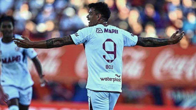 El concordiente Walter Bou festeja uno de los goles que hizo para Lanús.