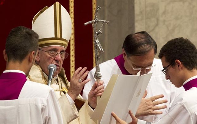 Piadoso. El Papa en la basílica de San Pedro