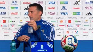 El momento en que Lionel Scaloni reacciona ante el pedido una encargada de la organización de la conferencia.