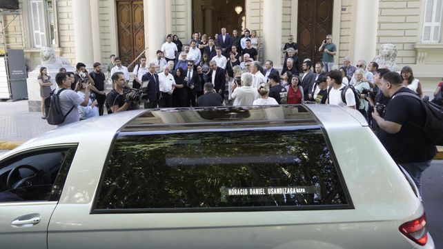 El coche fúnebre con los restos del exintendente Usandizaga llega al Palacio de Los Leones
