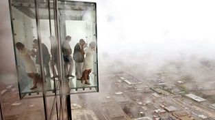 Se rompió el mirador de cristal de la Torre Sears cuando tres jóvenes estaban sobre él