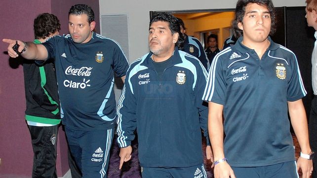 Diego Maradona en la cancha de Patronato