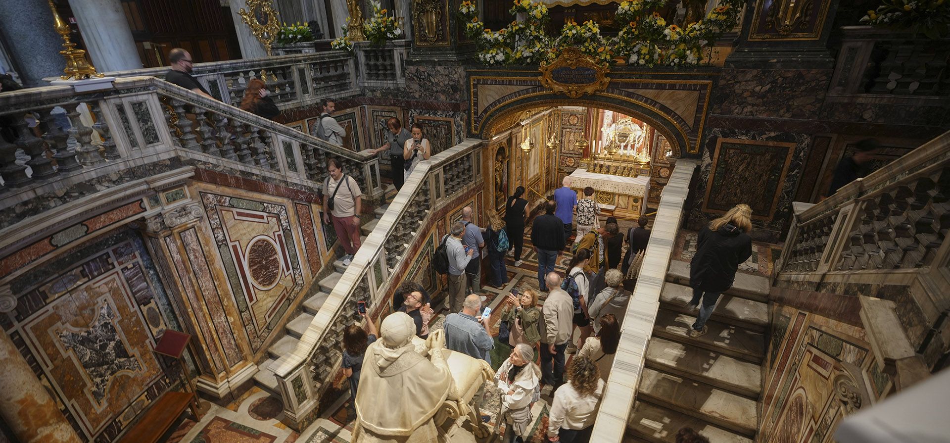 Fieles y monjas se reúnen junto a la estatua del papa Pío IX, en el interior de la basílica de Santa María la Mayor, donde será enterrado el papa Francisco, en Roma, el martes 22 de abril de 2025. (Foto AP/Alessandra Tarantino) Fieles y monjas se reúnen junto a la estatua del papa Pío IX, en el interior de la basílica de Santa María la Mayor, donde será enterrado el papa Francisco, en Roma, el martes 22 de abril de 2025. (Foto AP/Alessandra Tarantino)