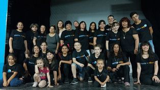 La profesora (arriba a la derecha), junto al coro de niños de LSA.