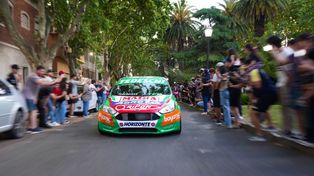 &nbsp;Lucas Tedeschi se dio el gusto de pasear por bulevar Oroño. El Turismo Nacional paseó su espectáculo por el centro de Rosario.