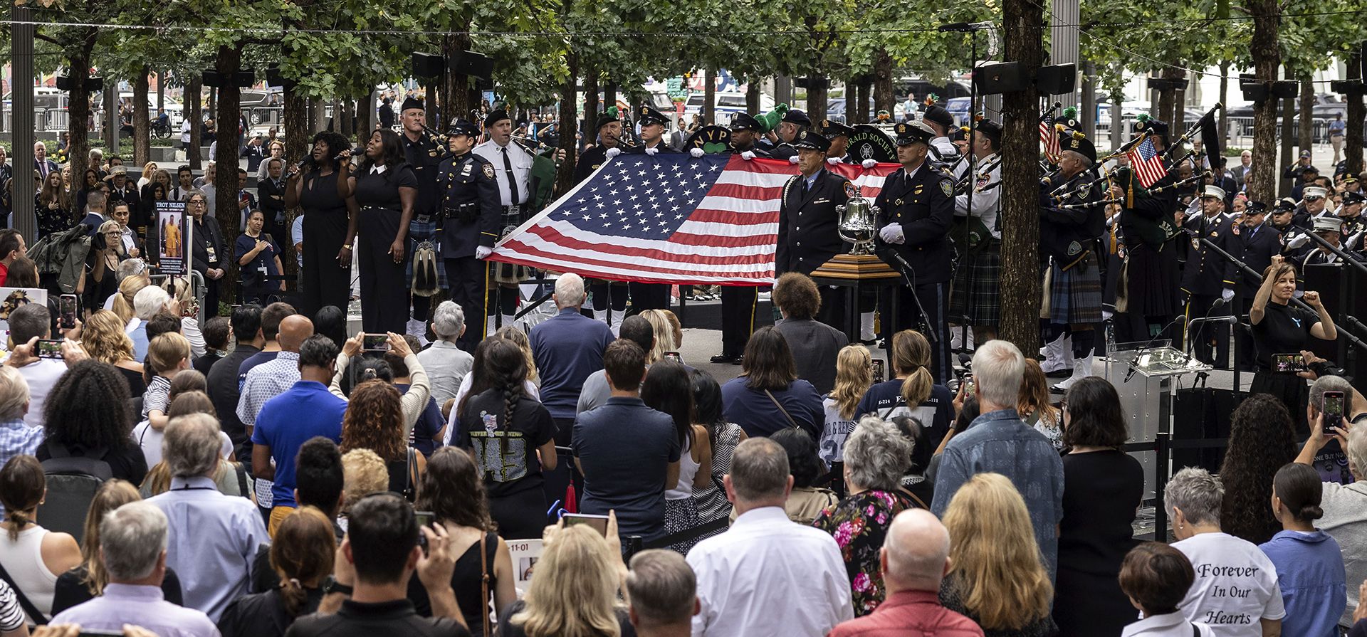 Miembros del Departamento de Bomberos de Nueva York izan una bandera estadounidense durante la ceremonia de conmemoración del 22º aniversario de los ataques terroristas del 11 de septiembre de 2001 en Nueva York. (Foto AP/Yuki Iwamura) Miembros del Departamento de Bomberos de Nueva York izan una bandera estadounidense durante la ceremonia de conmemoración del 22º aniversario de los ataques terroristas del 11 de septiembre de 2001 en Nueva York. (Foto AP/Yuki Iwamura)