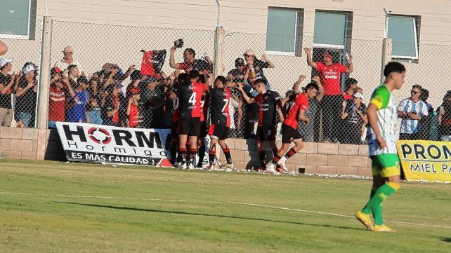 Colón goleó 4-0 a Juventud de Malabrigo y jugará en semifinales de Copa Santa Fe ante Unión.